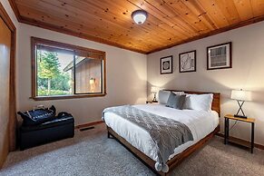 Whiskey Springs by Avantstay Classic Cabin Near Tahoe Donner Ski Area!