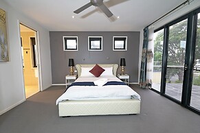 Luxury 7BRM Lakeside BigHouse Point Cook