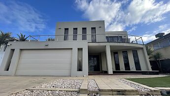 Luxury 7BRM Lakeside BigHouse Point Cook