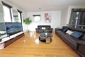 Luxury 7BRM Lakeside BigHouse Point Cook