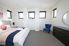 Luxury 7BRM Lakeside BigHouse Point Cook