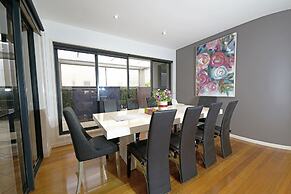 Luxury 7BRM Lakeside BigHouse Point Cook