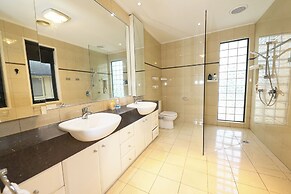 Luxury 7BRM Lakeside BigHouse Point Cook