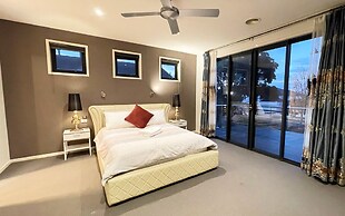 Luxury 7BRM Lakeside BigHouse Point Cook