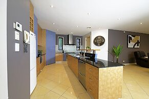 Luxury 7BRM Lakeside BigHouse Point Cook