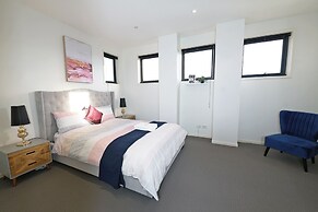 Luxury 7BRM Lakeside BigHouse Point Cook