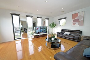 Luxury 7BRM Lakeside BigHouse Point Cook