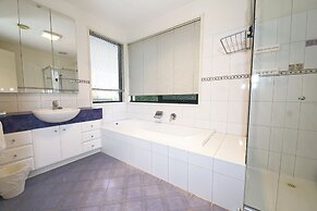 Luxury 7BRM Lakeside BigHouse Point Cook