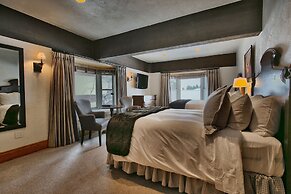 Luxury Three Bedroom Suite with Mountain Views and Hot Tub 3 Apartment