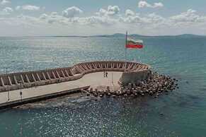 Luxurious Beach House With Wi-fi and Parking