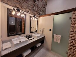 Milo Collection Hotel