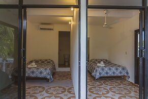 Nomad Beach House - Hostel