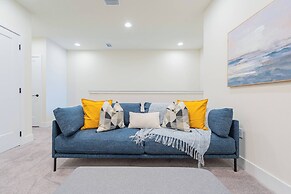 Your Orlando Retreat: Warm and Welcoming Townhome