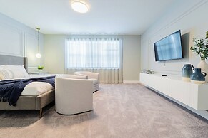 Your Orlando Retreat: Warm and Welcoming Townhome