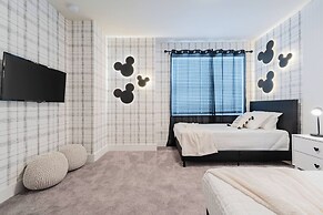 Your Orlando Retreat: Warm and Welcoming Townhome