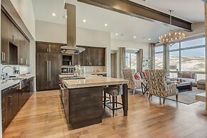 Four Bedroom Penthouse 4 Apartment Hotel by Redawning