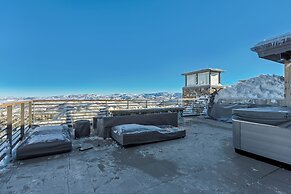 Three Bedroom Penthouse 3 Apartment Hotel by RedAwning