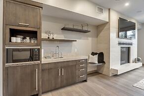 Premium Junior Three Bedroom 3 Apartment Hotel by Redawning