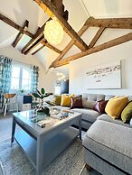 Warehouse Apartment-1 King Bed, Sleeps 2