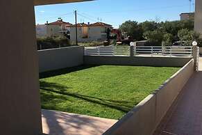 2 Bed-sleeps4-garden-parking-pets-aircon
