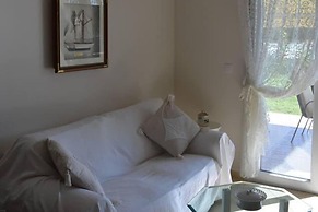 2 Bed-sleeps4-garden-parking-pets-aircon
