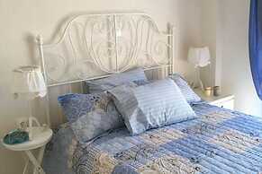 2 Bed-sleeps4-garden-parking-pets-aircon