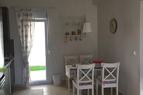 2 Bed-sleeps4-garden-parking-pets-aircon