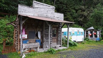 Nauti Otter Inn and Yurt Village