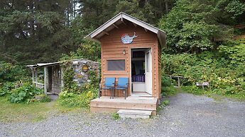 Nauti Otter Inn and Yurt Village