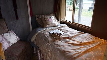 Nauti Otter Inn and Yurt Village