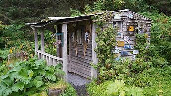 Nauti Otter Inn and Yurt Village