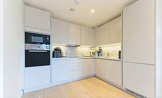Lovely Luminous 3 Bed Flat, With Secure Ev Parkng