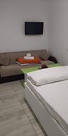 Impeccable 1-bed Studio in Roșu