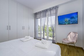 Lush Sapphire apt in the heart of Athens