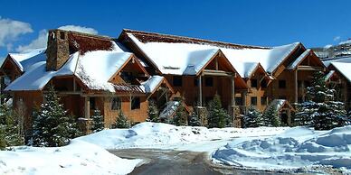 Bearpaw D1 4 Bedroom Condo by RedAwning