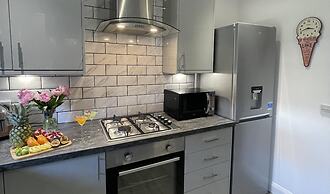 Stylish Scottish House With Garden and Parking