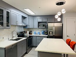 Lovely 1-Bedroom Condo with AC & Kitchen