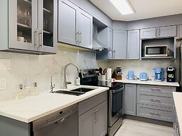 Lovely 1-Bedroom Condo with AC & Kitchen