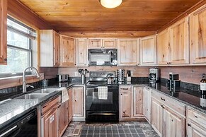 Fontana by Avantstay Gorgeous Mountain Cabin w/ Views, Hot Tub & Game 
