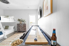 Lyle by Avantstay Chic Beach House w/ Pool & Hot Tub Walking Distance 
