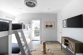 Lyle by Avantstay Chic Beach House w/ Pool & Hot Tub Walking Distance 