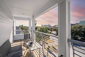 Lyle by Avantstay Chic Beach House w/ Pool & Hot Tub Walking Distance 