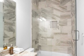 Lyle by Avantstay Chic Beach House w/ Pool & Hot Tub Walking Distance 