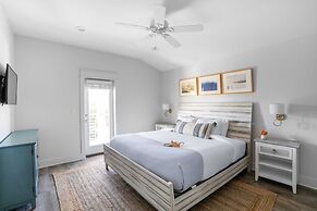 Lyle by Avantstay Chic Beach House w/ Pool & Hot Tub Walking Distance 