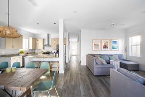 Lyle by Avantstay Chic Beach House w/ Pool & Hot Tub Walking Distance 