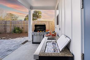 Lyle by Avantstay Chic Beach House w/ Pool & Hot Tub Walking Distance 