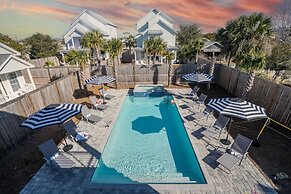 Lyle by Avantstay Chic Beach House w/ Pool & Hot Tub Walking Distance 
