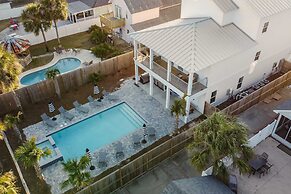 Lyle by Avantstay Chic Beach House w/ Pool & Hot Tub Walking Distance 