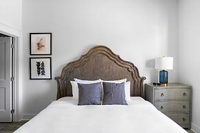 Lyle by Avantstay Chic Beach House w/ Pool & Hot Tub Walking Distance 