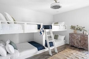 Lyle by Avantstay Chic Beach House w/ Pool & Hot Tub Walking Distance 